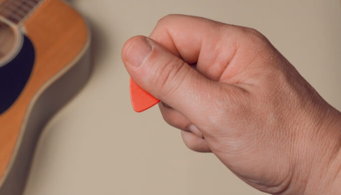 Illustrasjon av hvordan du holder et plekter.