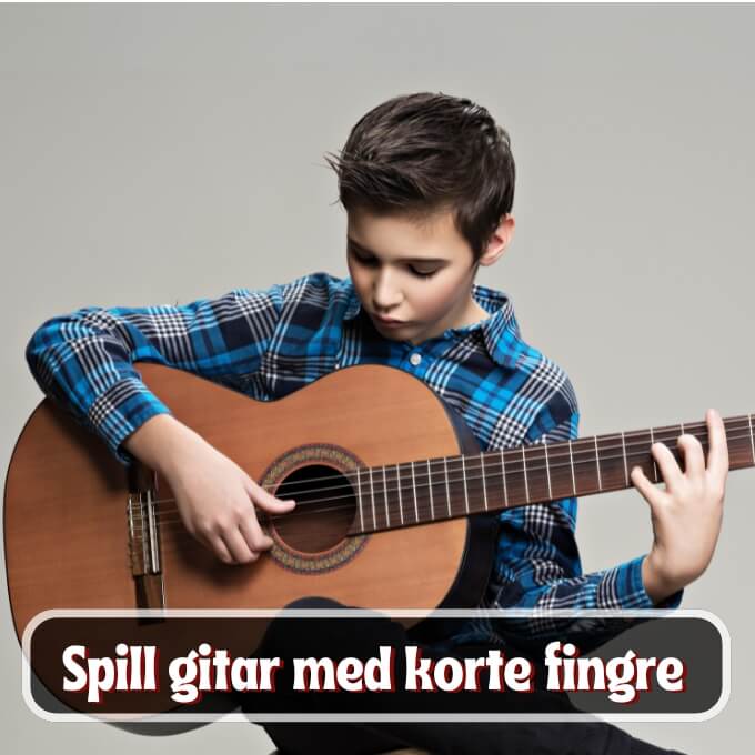 Spill gitar med korte fingre.