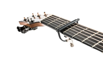 Gitarhals med capo på 3. bånd.