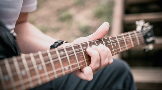 En gitarist som utfører et "bend" på gitaren.