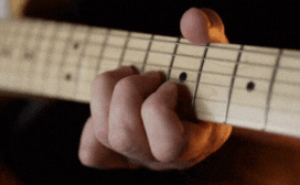 Gitar "bending" vist i praksis.